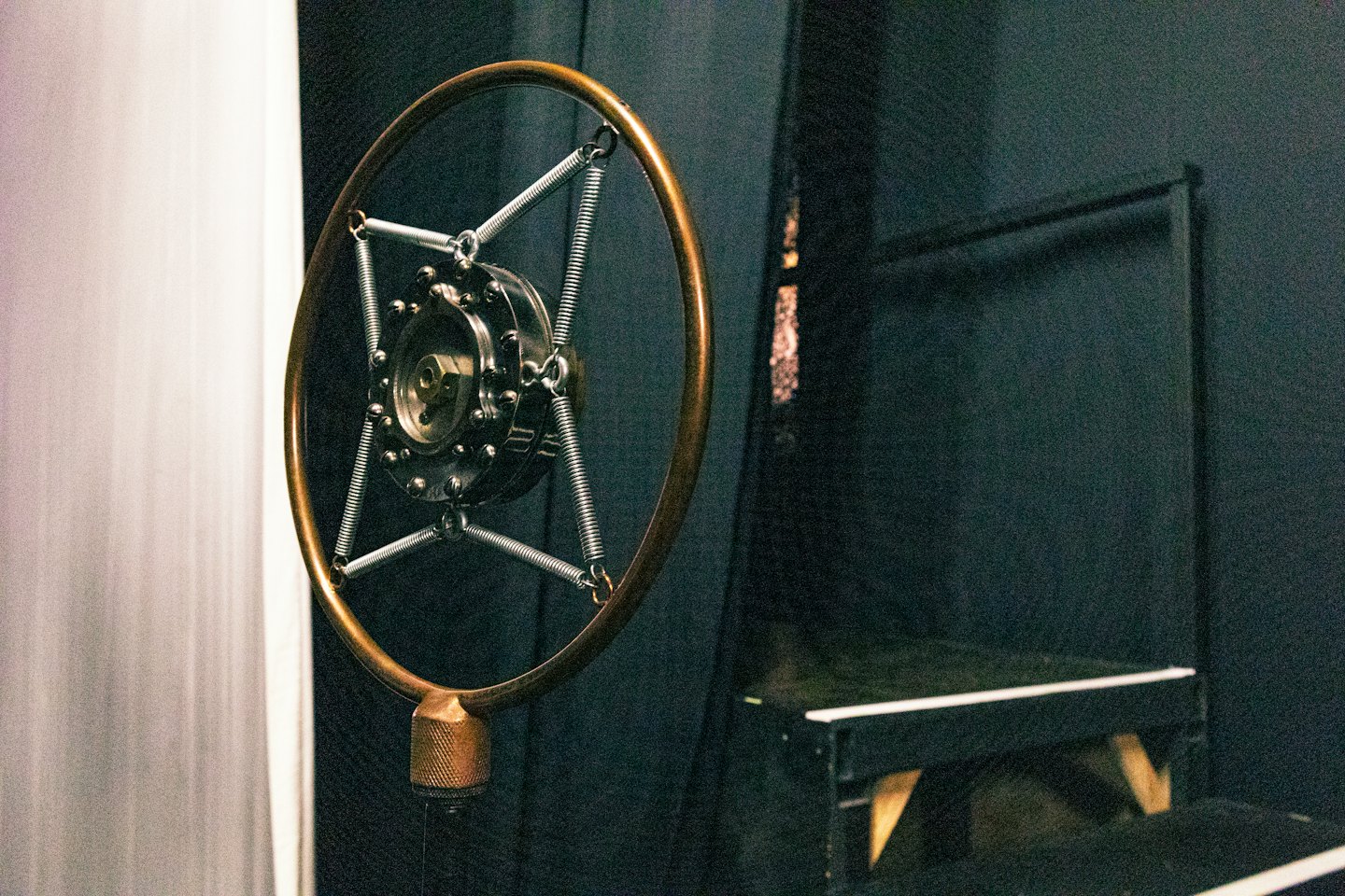 Microphone vintage en laiton suspendu dans un studio d'enregistrement.