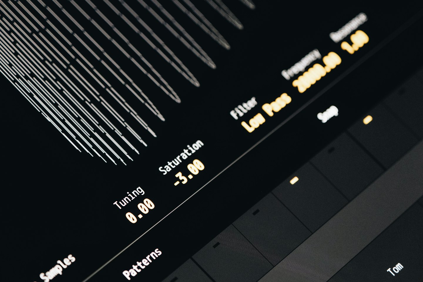 Interface de station de travail audio numérique affichant les paramètres de production musicale et la forme d'onde.