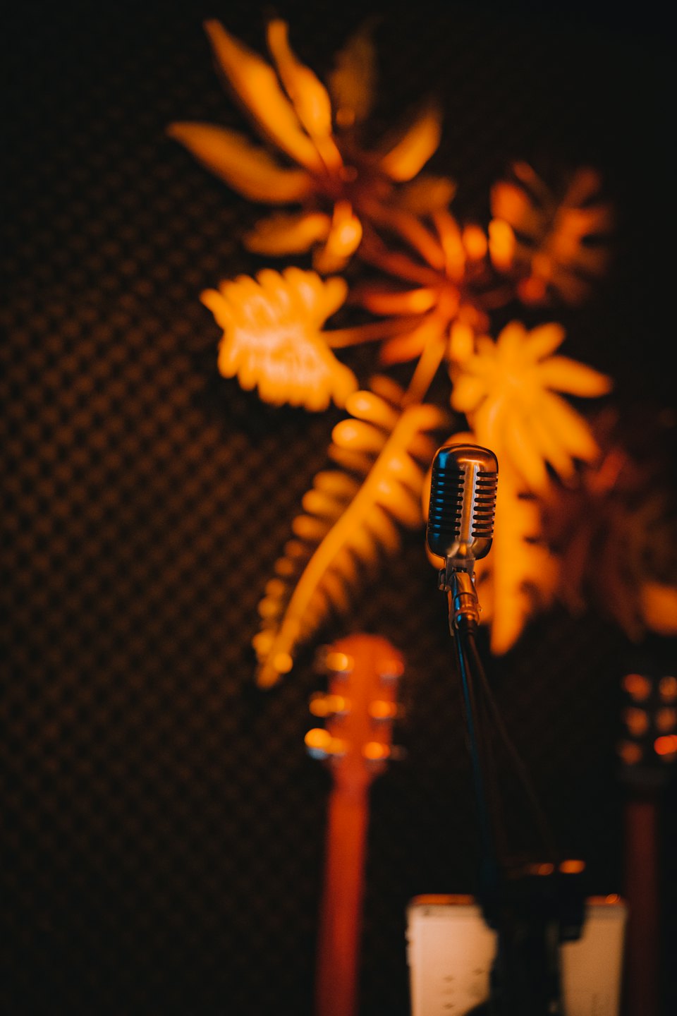 Un microphone argenté vintage est prêt dans un studio d'enregistrement.