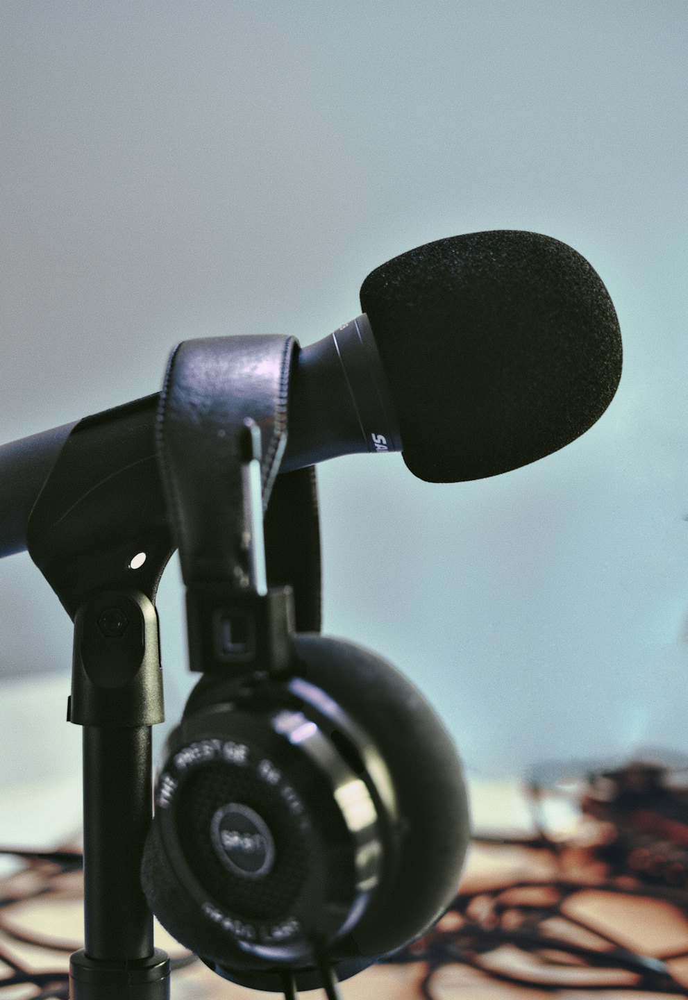 Microphone et casque professionnels pour l'enregistrement audio.